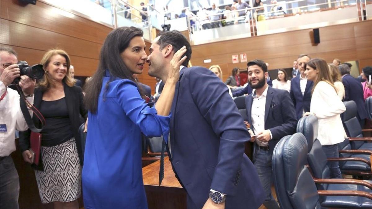 Ignacio Aguado y Rocío Monasterio en la sesión de investidura de la Asamblea de Madrid