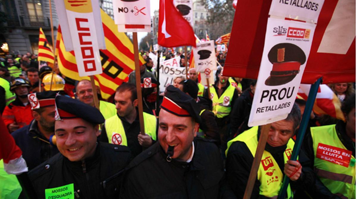 La manifestació ha reunit uns 7.000 assistents entre mossos, bombers, agents forestals i funcionaris de presons.