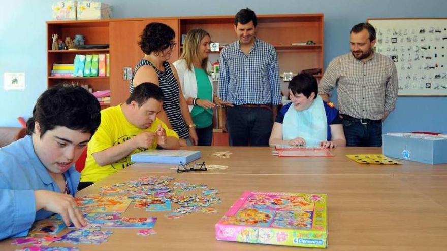 Baldonedo departe con Casares y Cuiña, ayer, junto a usuarios de Aspadeza. // Bernabé/Javier Lalín