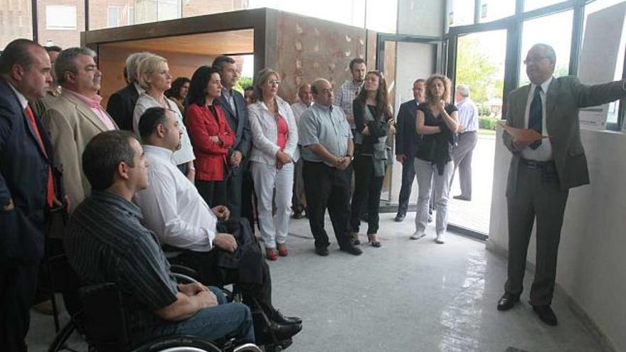 La consellera en su visita al centro con el presidente de Cocemfe y las autoridades locales.