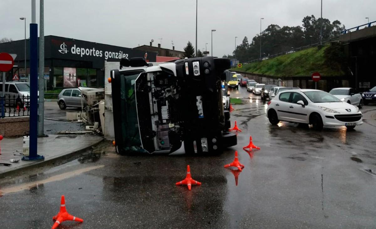 Dos heridos al volcar un camión y un vehículo en Mos