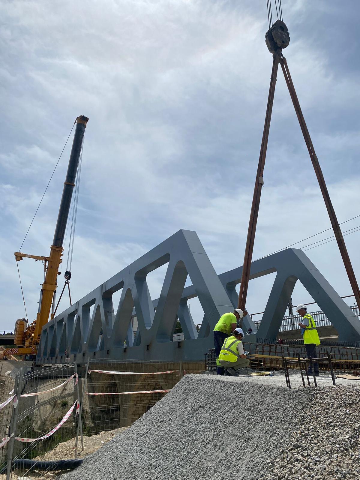 La colocación del nuevo viaducto del TRAM sobre el barranco de El Murtal de Benidorm