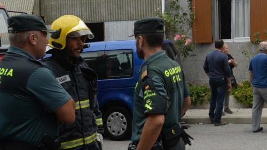 Guardia Civil y BOmberos de O Salnés en una intervención.