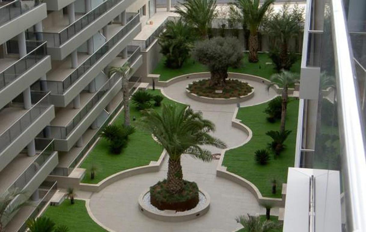 Un diseño en una urbanización hecho por Jardín Mediterráneo.