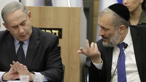 El primer ministro israelí en funciones, Binyamin Netanyahu, junto al ministro del Interior, Aryeh Deri.