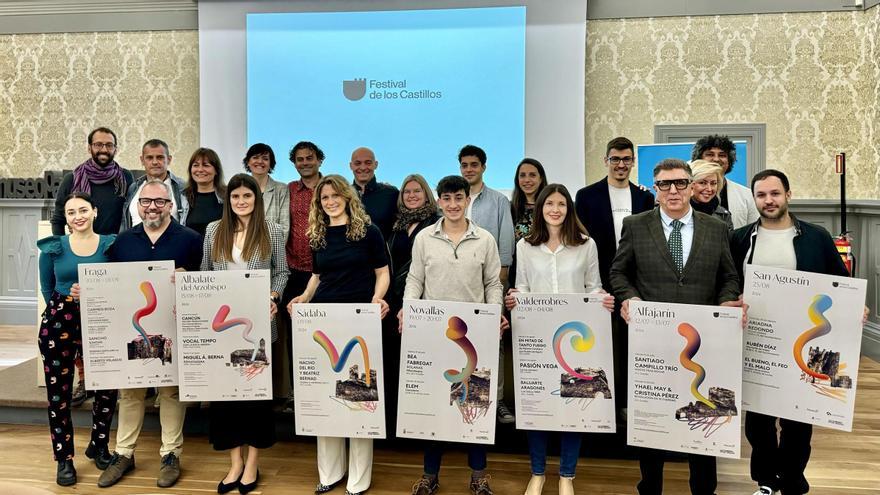 Foto de familia en la presentación celebrada este miércoles en el Museo Pablo Gargallo, con algunos de los alcaldes y de los artistas participantes en esta séptima edición.