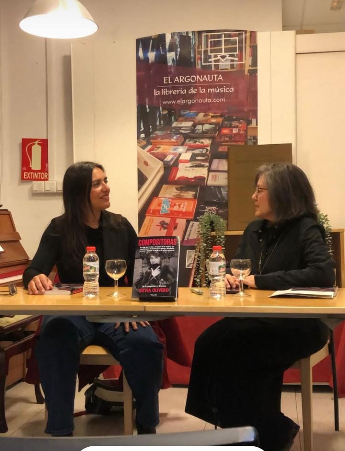 La escritora y compositora Silvia Olivero, durante la presentación de su libro sobre las compositoras en la librería El Argonauta de Madrid.