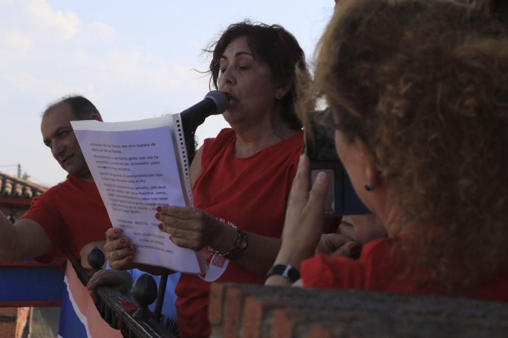 Desfile de peñas en Moraleja del Vino.