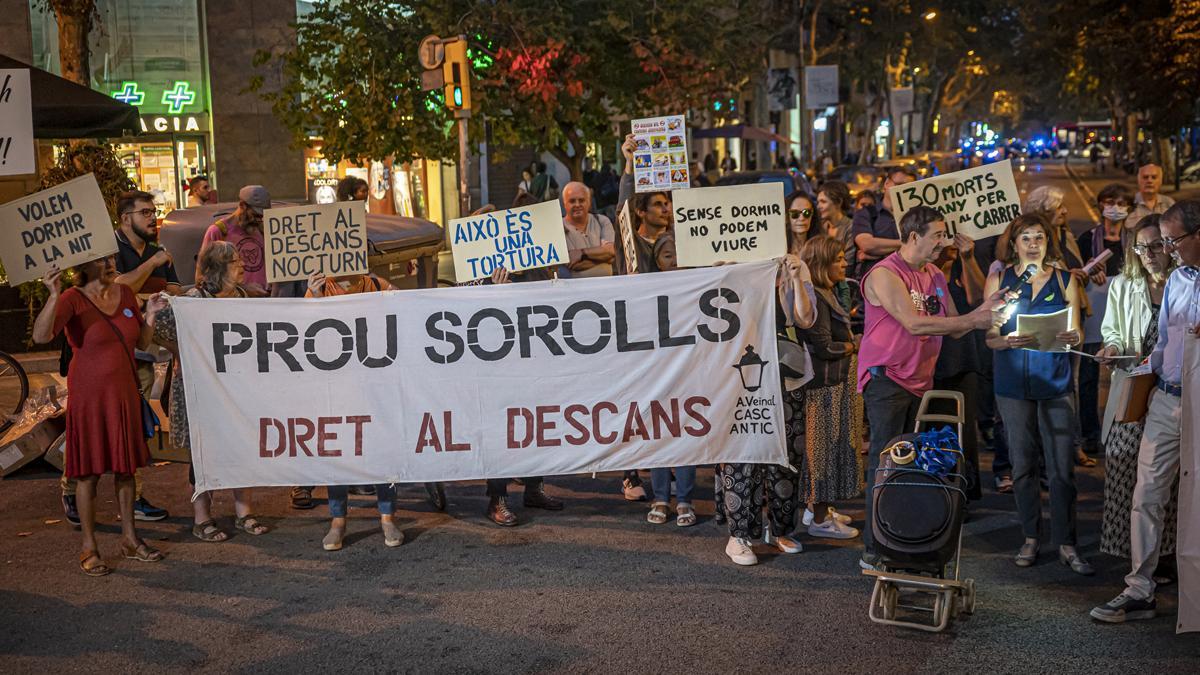 Protesta silenciosa contra el ruido en la calle, en el cruce de Enric Granados con Provença