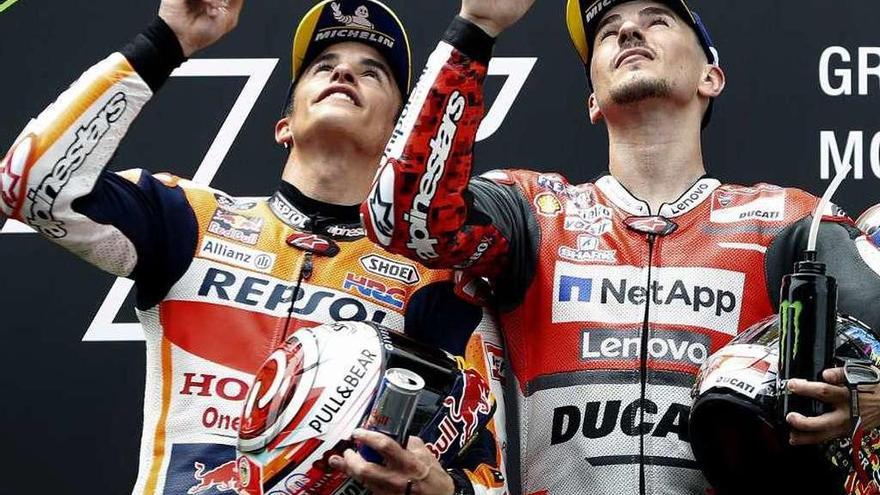 Márquez y Lorenzo dedican la carrera a Andreas Pérez, piloto recientemente fallecido. // Andreu Dalmau