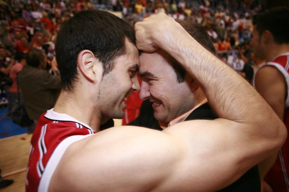 Fotos de la celebració de l'ascens a Huelva i del partit anterior al Nou Congost