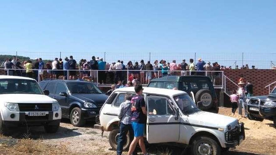 Los vecinos se reúnen en La Cañada para ver a los toros.