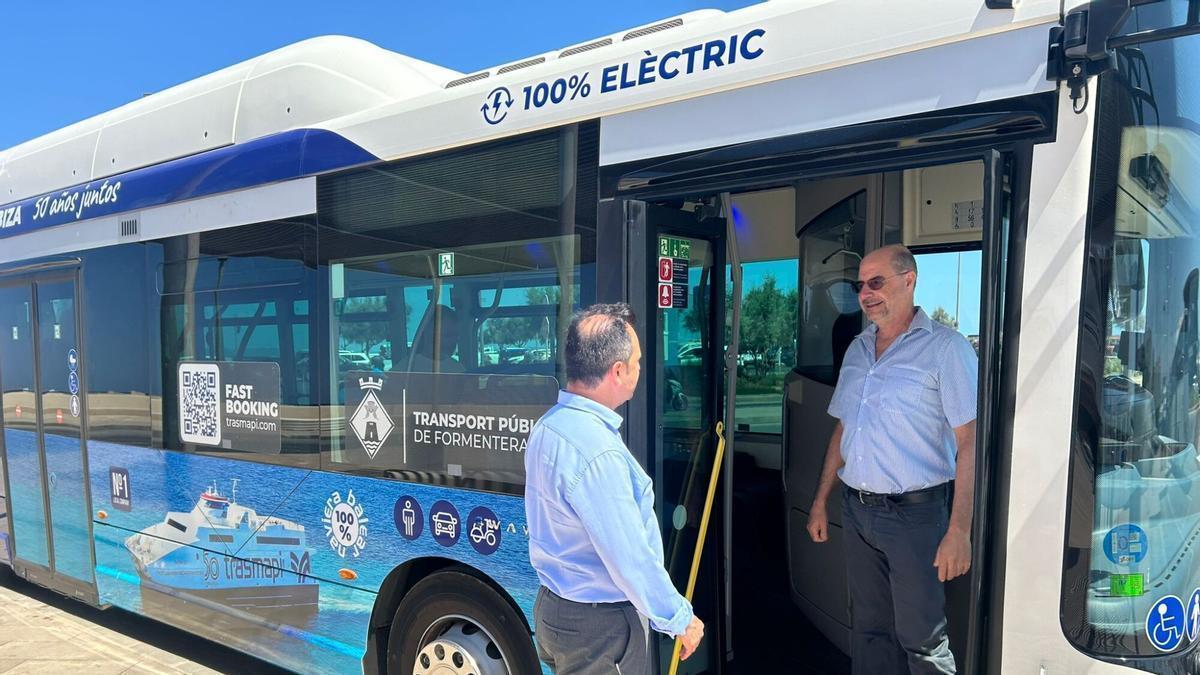 Imagen de archivo de la presentación del primer autobús eléctrico de la isla