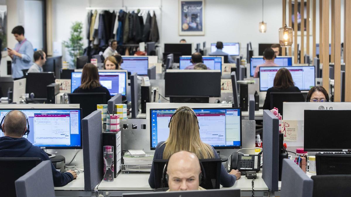 Trabajadores de un contact center en Valencia, en una imagen de archivo.