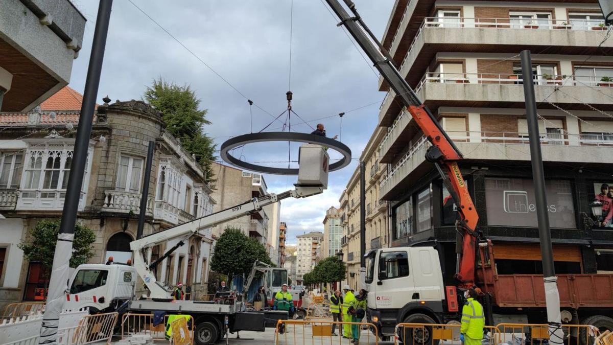 Colocan la lámpara cenital que iluminará el KM Cero de Lalín