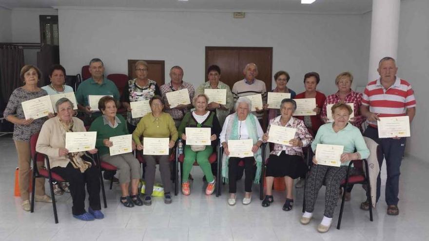 Participantes en el taller de memoria organizado en Villanueva de las Peras.