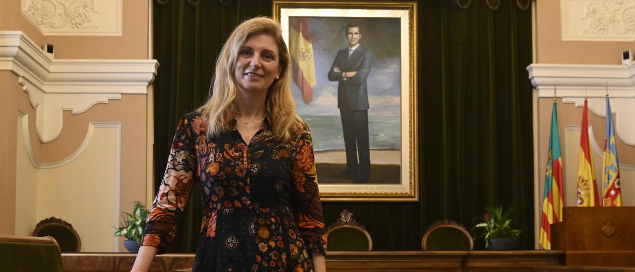 La alcaldesa de Castelló, Amparo Marco, posa para una entrevista en el salón de plenos del Ayuntamiento.