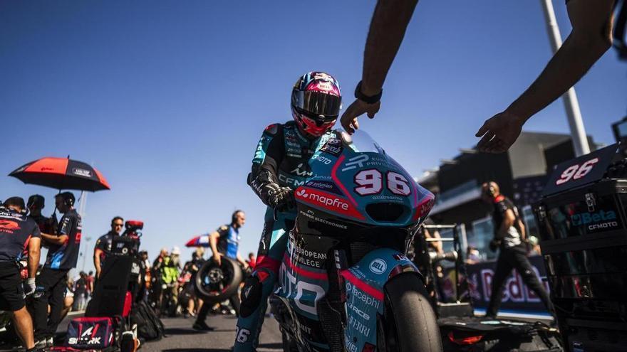 Accidente de los valencianos Daniel Holgado y Ángel Piqueras en la salida de Moto2