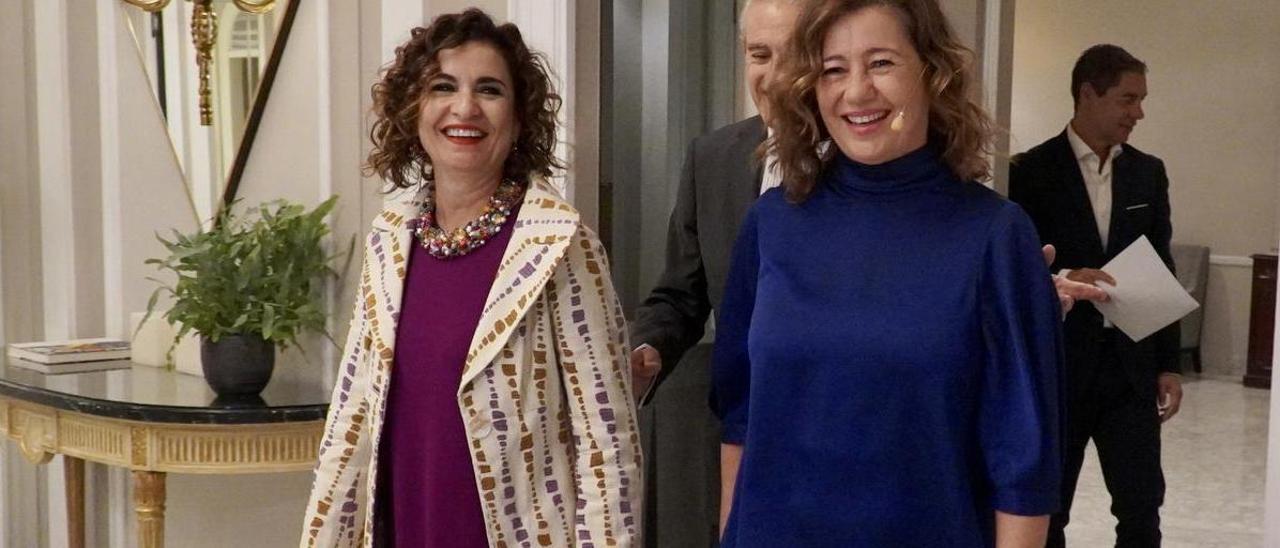 La ministra de Hacienda, María Jesús Montero, junto a la presidenta del Govern, Francina Armengol.