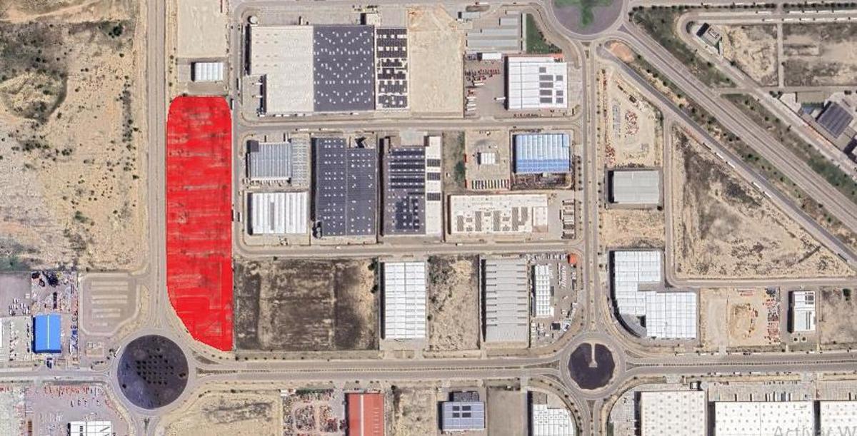 Vista aérea de Plaza, con las parcelas que acogerán el aparcamiento de camiones en rojo.