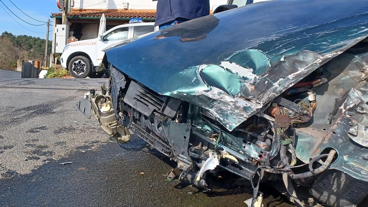 Destrozos en el frontal del turismo implicado en el siniestro de Piloño