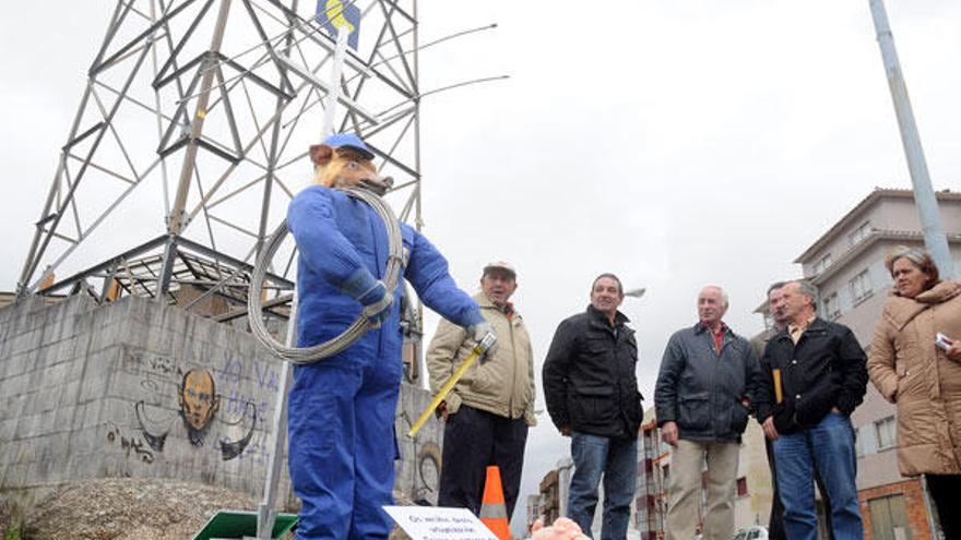 Directivos de &quot;O Mirador&quot; y otros vecinos de Monte Porreiro presentaron ayer &quot;O Porco&quot;.  // Rafa Vázquez