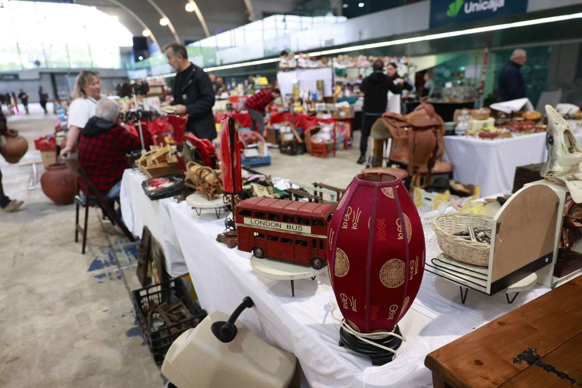 La feria de antigüedades de La Magdalena, en Avilés La feria de antigüedades de La Magdalena, en Avilés