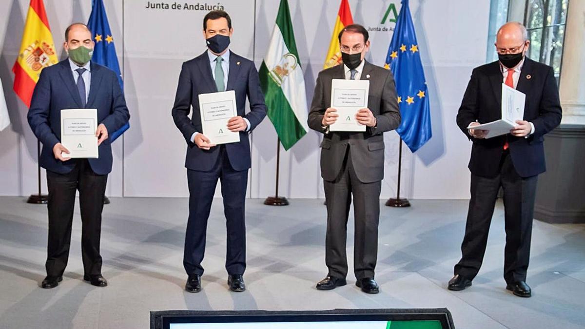 Juanma Moreno, junto a los presidentes de ATA, la CEA (2d) y de las Cámaras de Andalucía (d).