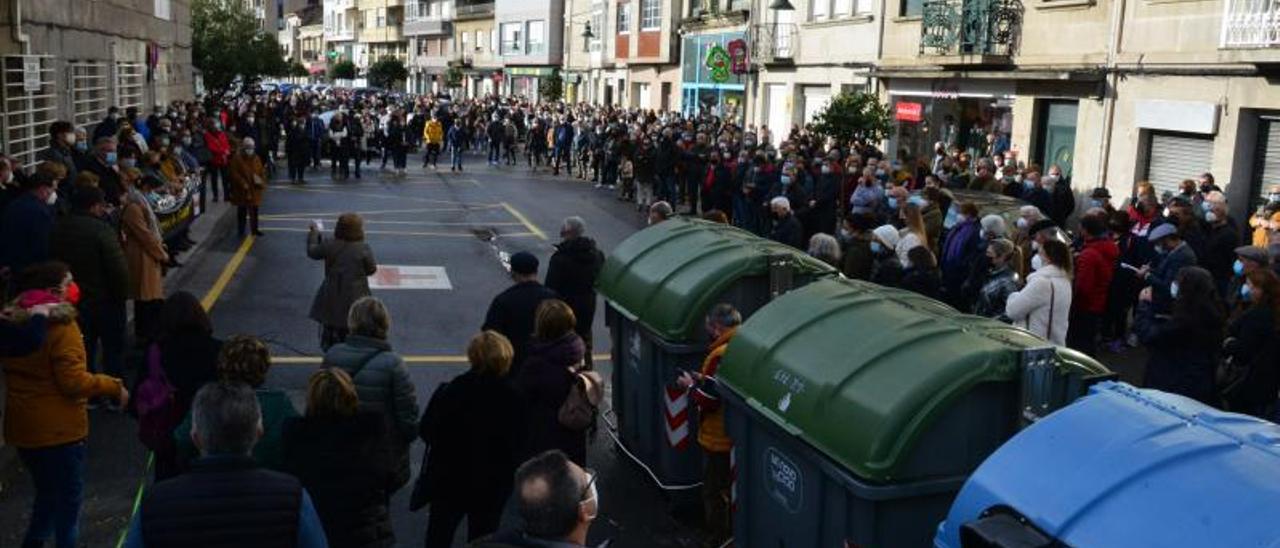 Asistentes, ayer, a la concentración por la atención primaria y de urgencias en Moaña. |  GONZALO NÚÑEZ