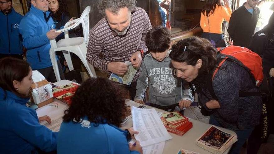 Participantes recogiendo los mapas del Lago Castiñeiras. // R.Vázquez