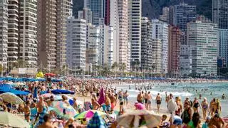 Más socorristas, policías y personal de limpieza para las playas de Benidorm en Semana Santa