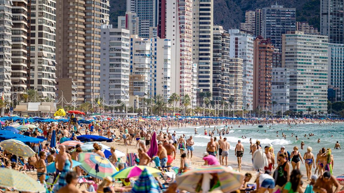 La playa de Levante de Benidorm, en una imagen que casi con toda seguridad se repetirá esta Semana Santa.