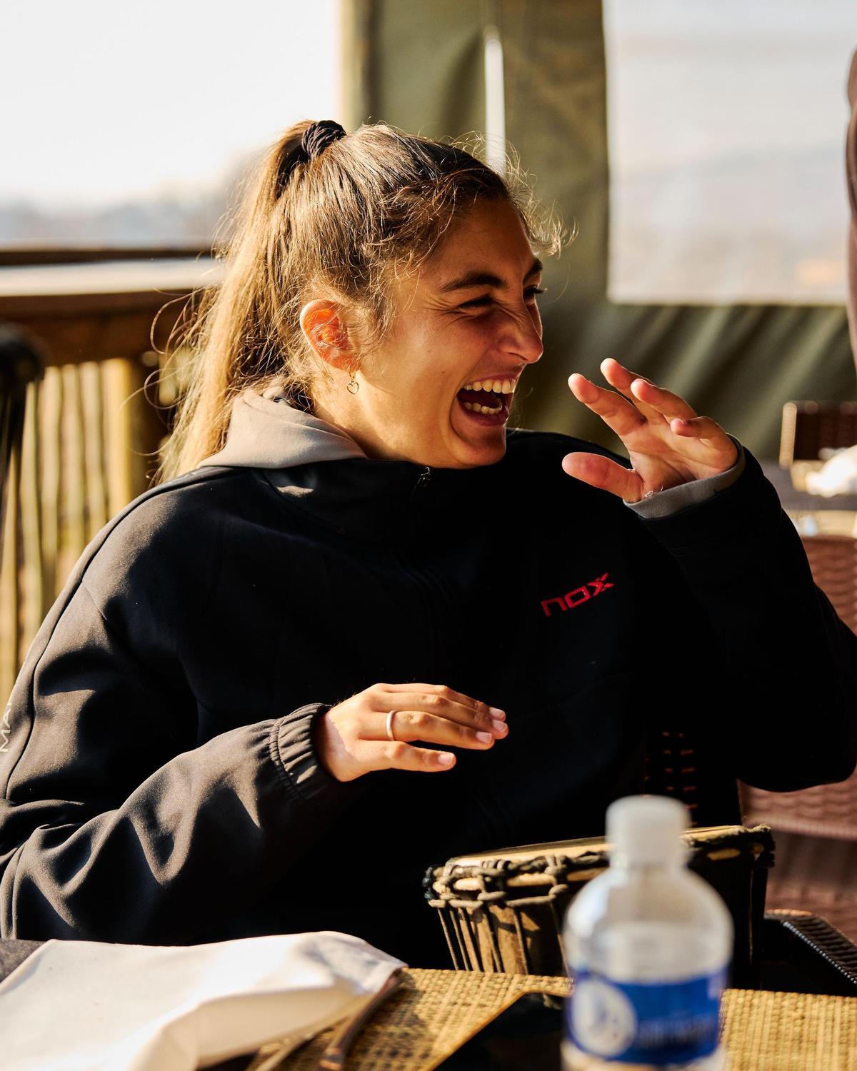 Marina Guinart tocando el bongo