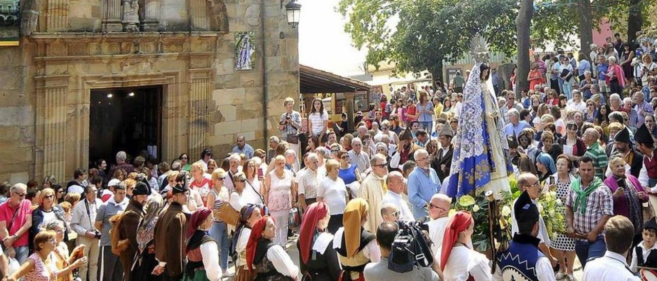 La procesión con la imagen de la Virgen de El Carbayu. | LNE