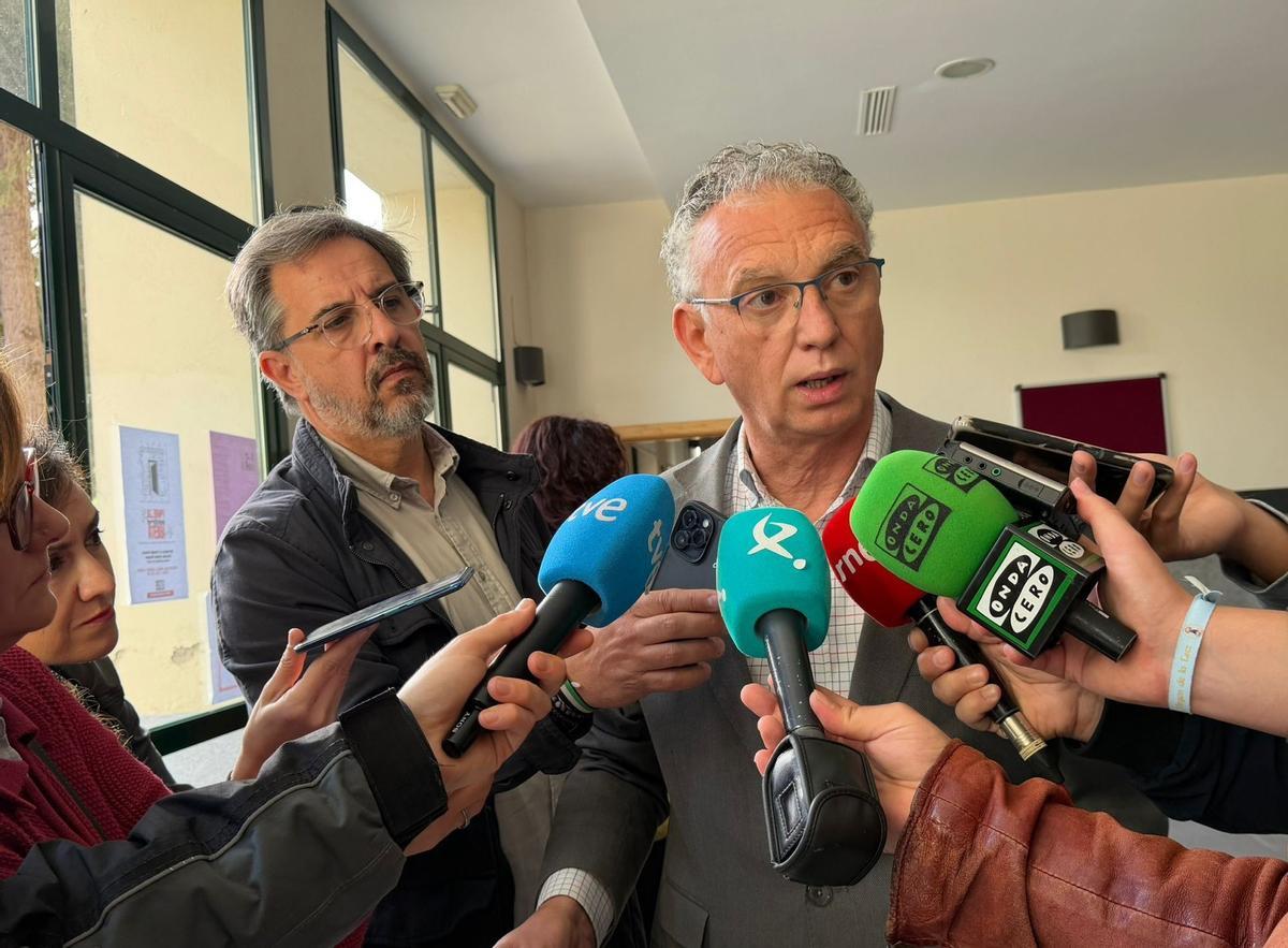 El presidente de la Comisión Gestora del PSOE de Extremadura, José Luis Quintana, atiende a los medios en Cáceres