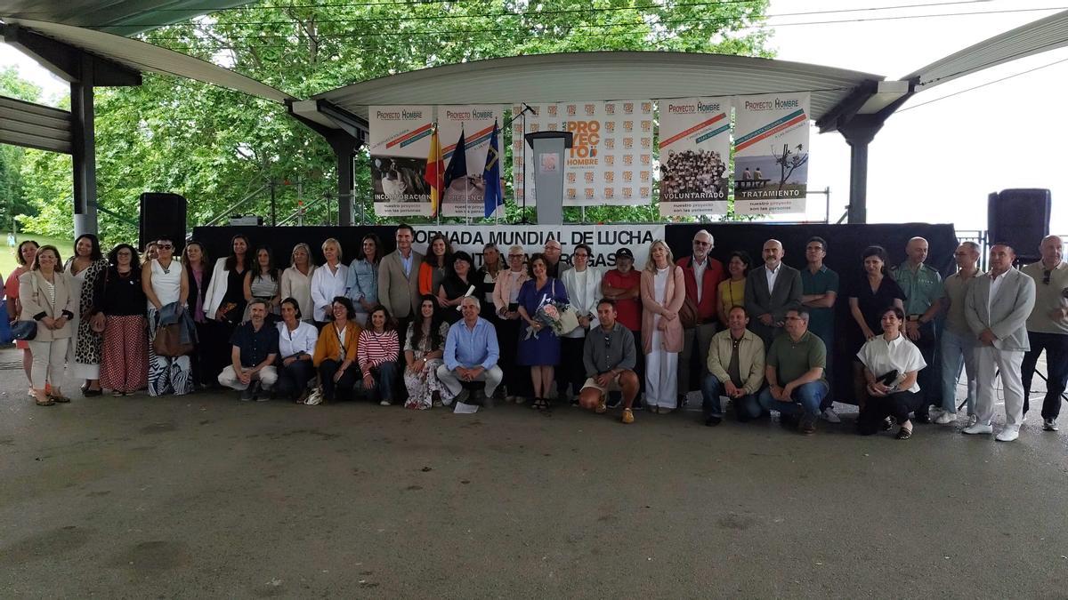 Foto de familia tras el acto institucional en la jornada festiva de Proyecto Hombre en la Quinta San Eutiquio.