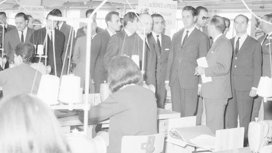El ministro de Industria Gregorio López Bravo visita Intelhorce en los años 60.