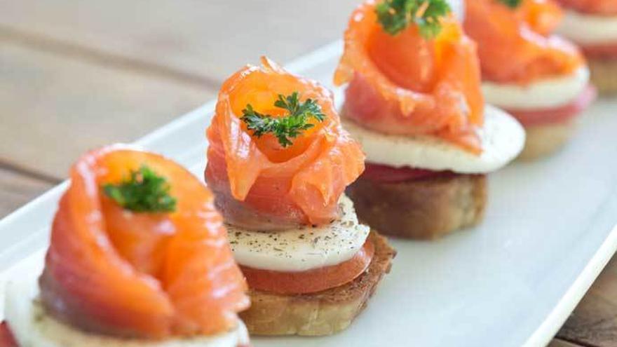 Canapés de Navidad: Salmón ahumado con crema de queso y aguacate