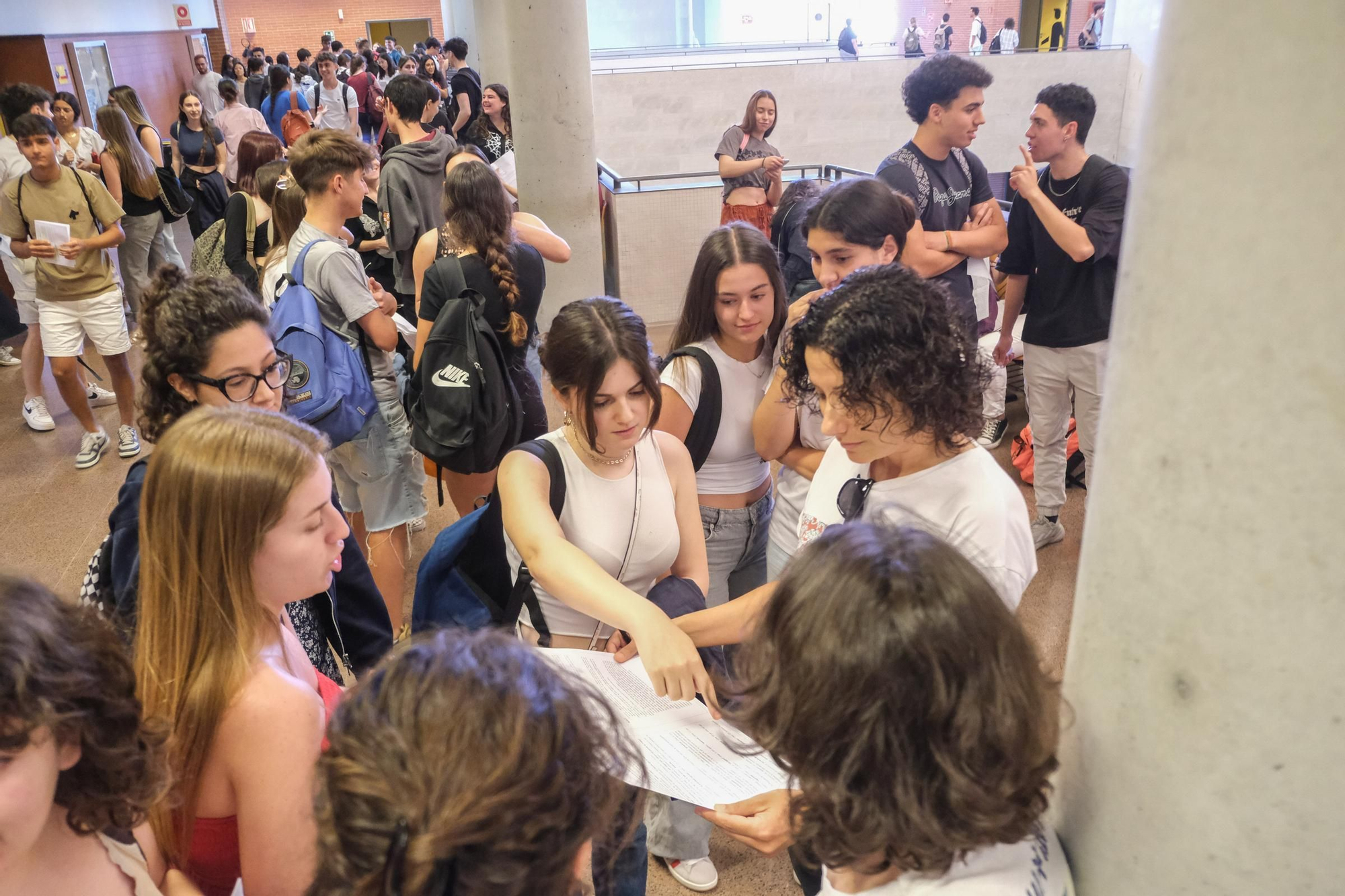 Muchos nervios en el primer día de exámenes de la PAU en Elche