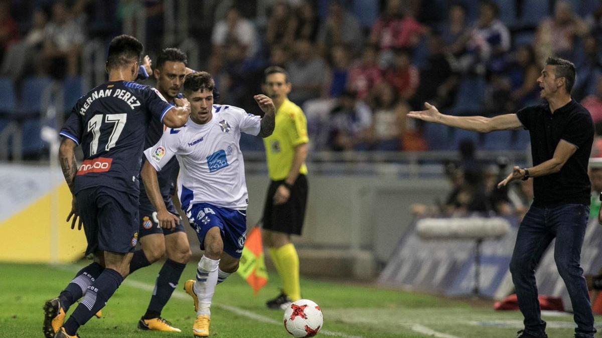 Nahuel Omiliani, presionado por Hernán Pérez y Sergio García en una noche copera en el estadio Rodríguez López.
