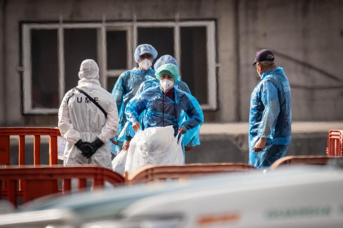 Los pasajeros afectados por un brote de hantavirus desembarcan del MV Hondius fondeado en Tenerife Los pasajeros afectados por un brote de hantavirus desembarcan del MV Hondius fondeado en Tenerife