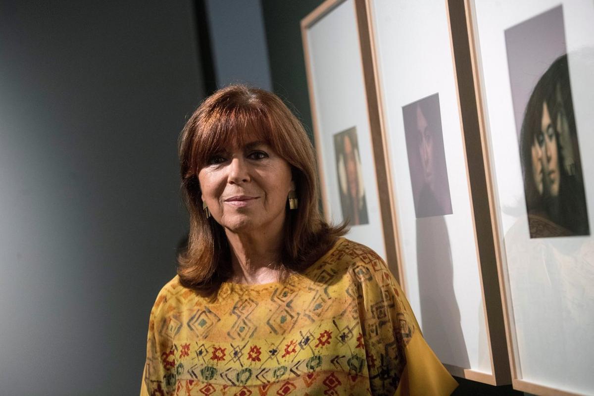 GRAF5679. BARCELONA, 17/07/2019.- La cantante Maria del Mar Bonet en la exposición que se organiza en el Palau Robert, del fotógrafo Toni Catany, sobre la cantante mallorquina, hoy miércoles en Barcelona. EFE/Marta Pérez