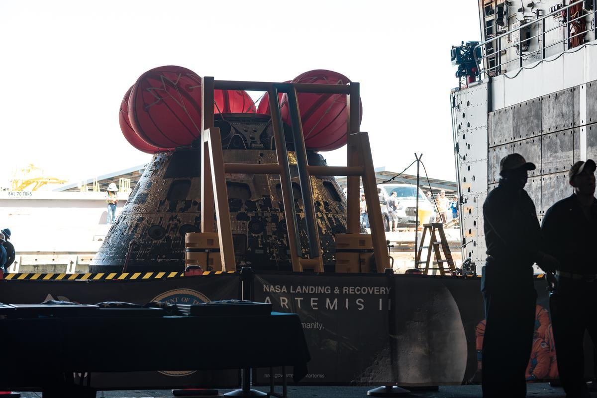 La cápsula espacial Orion se exhibe en la cubierta de pozo del USS John P. Murtha en San Diego, California, EE. UU. La cápsula espacial Orion se exhibe en la cubierta de pozo del USS John P. Murtha en San Diego, California, EE. UU.
