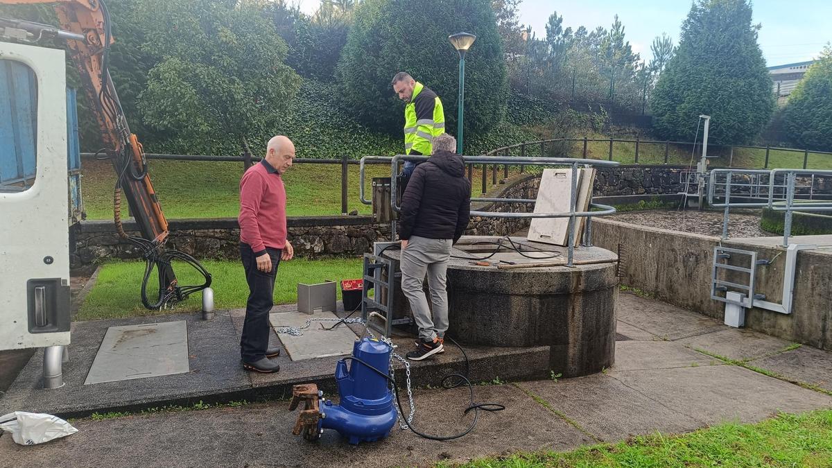 El alcalde supervisando la mejora de la EDAR.
