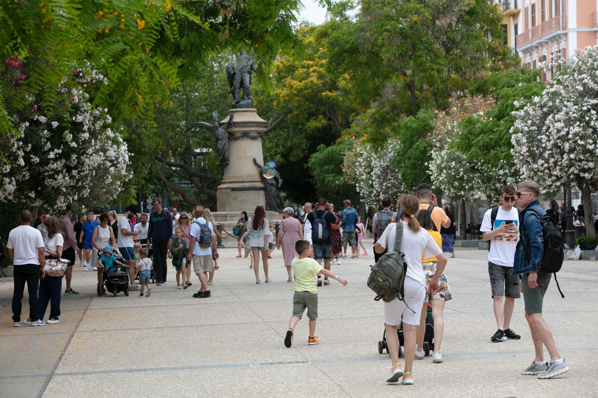 Galería de imágenes de la masificación de turistas en la ciudad de Ibiza a principios de junio