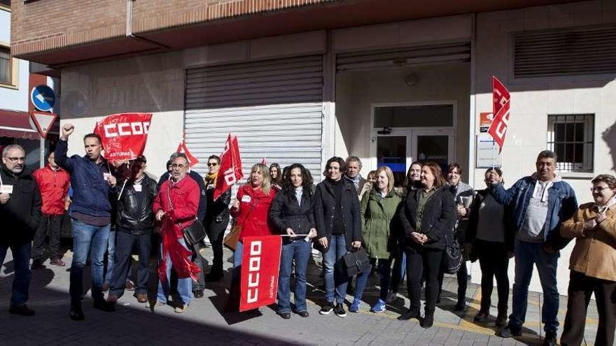 Concentración de los trabajadores a las puertas del Juzgado.