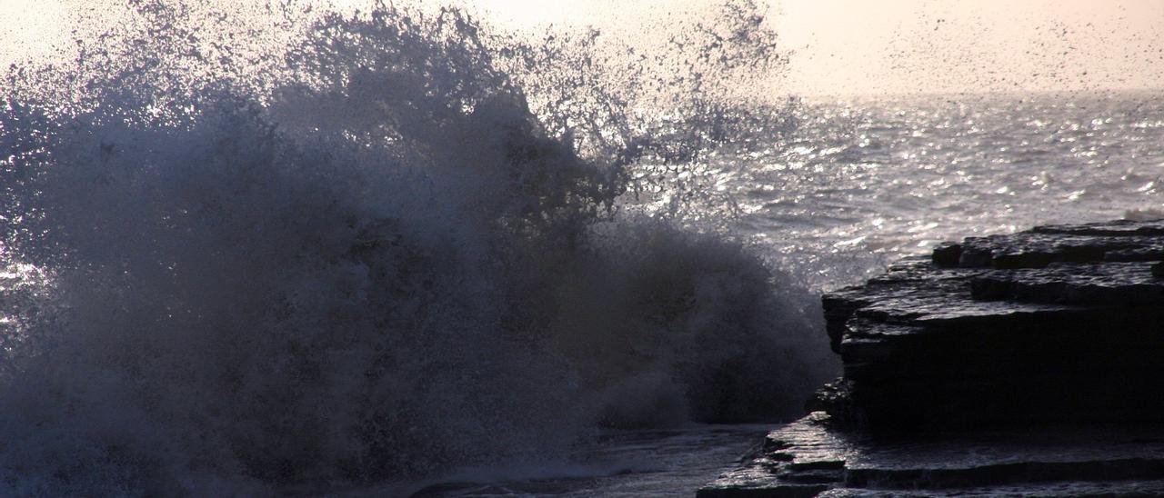 Olas de tres metros y fuerte viento, los avisos para el litoral castellonense