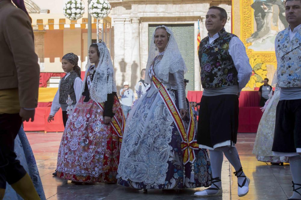 Desfile de las falleras mayores de las diferentes comisiones durante la procesión general de la Mare de Déu dels Desemparats.