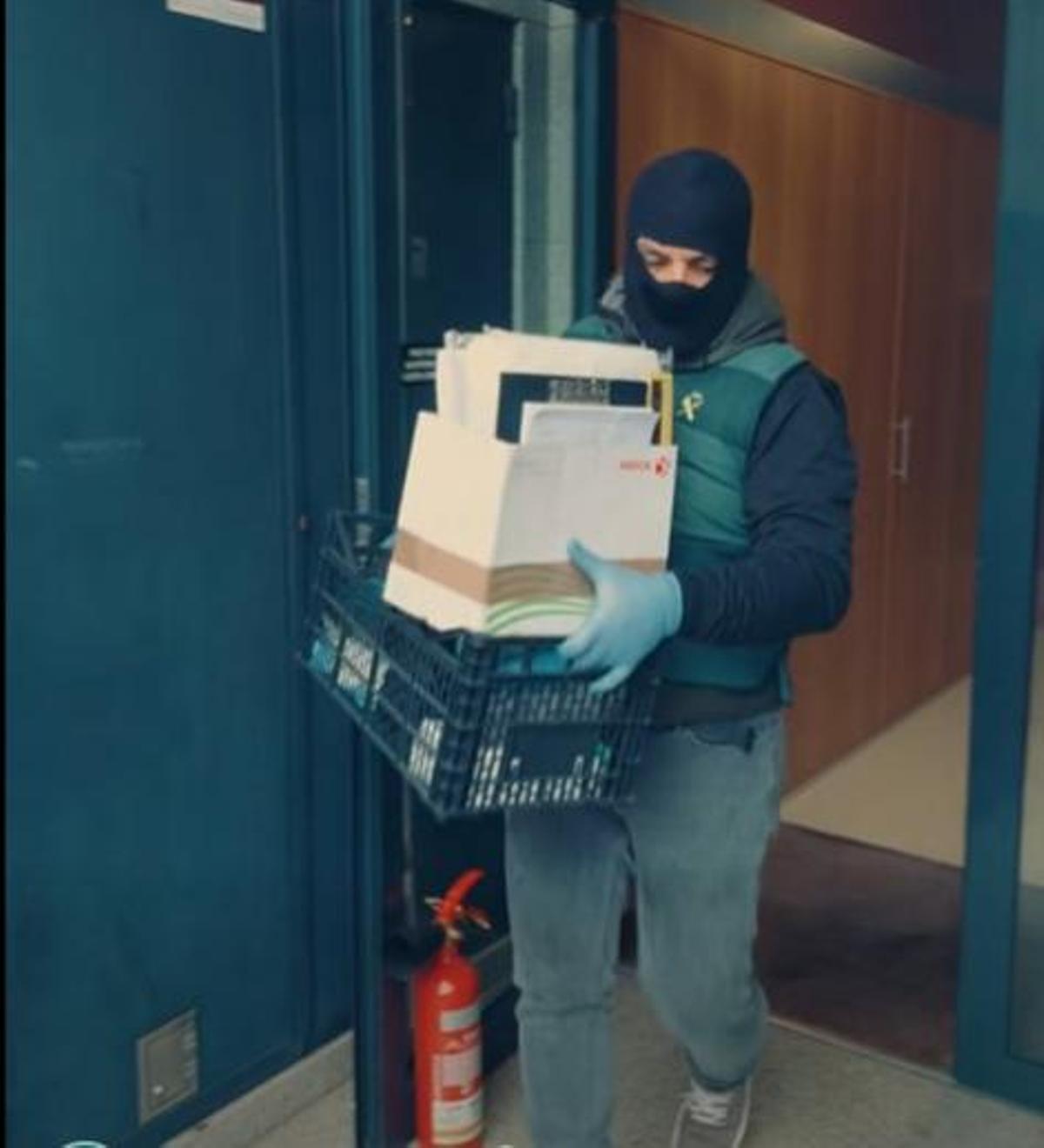 Los agentes se llevaron una caja con diversa documentación.