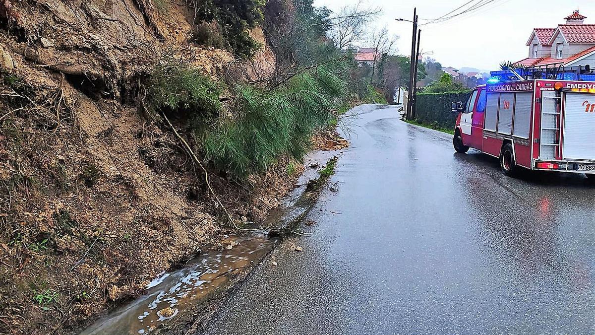 El Grupo Municipal de Emerxencias-Protección Civil, actuando en el lugar de Augalevada. |   // FDV